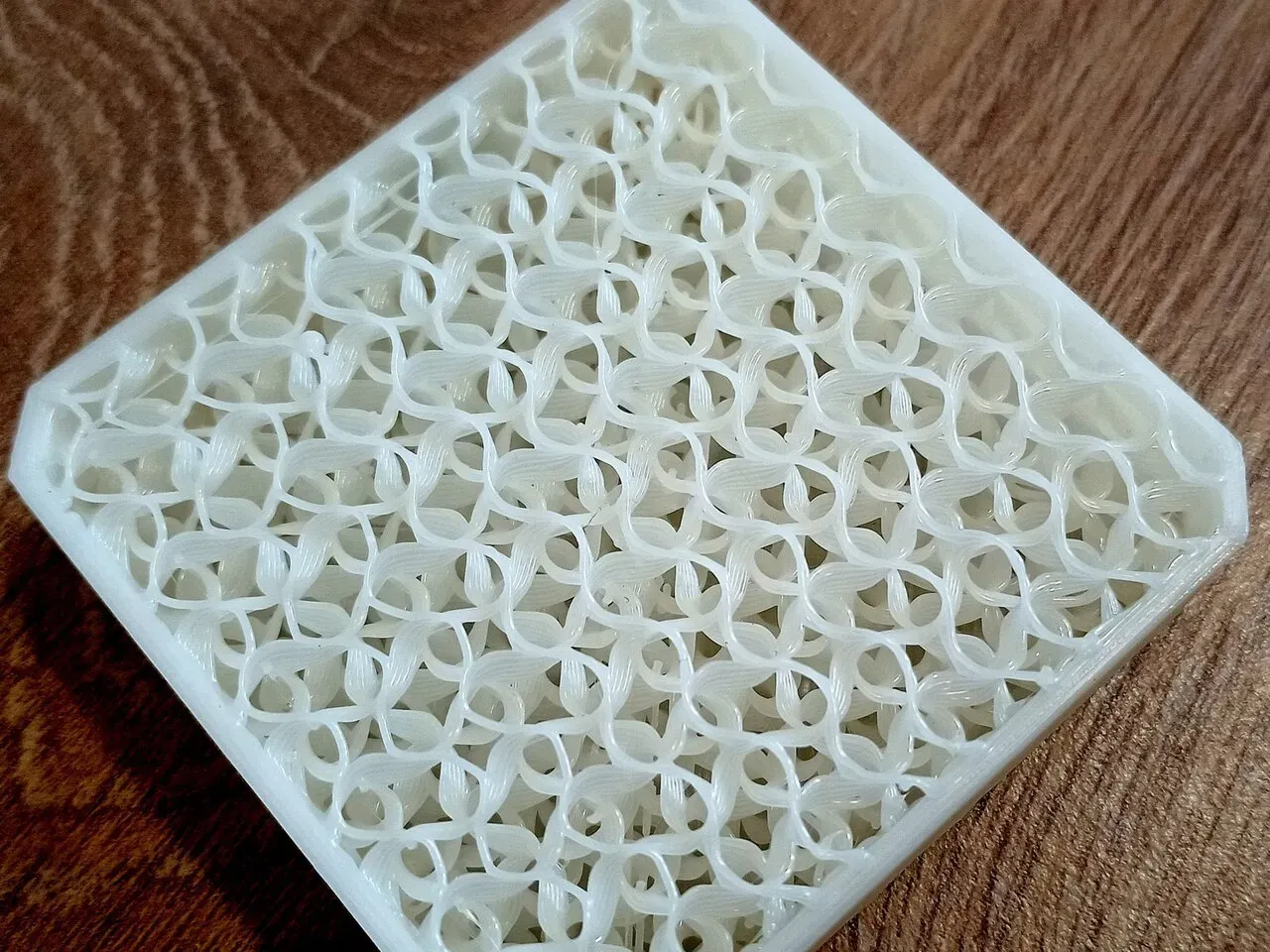 A printed square showing gyroid infill